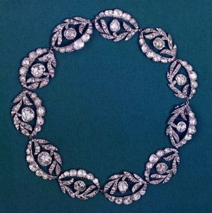 様式化された花と葉をモチーフにしたネックレス、c.1760ダイヤモンド